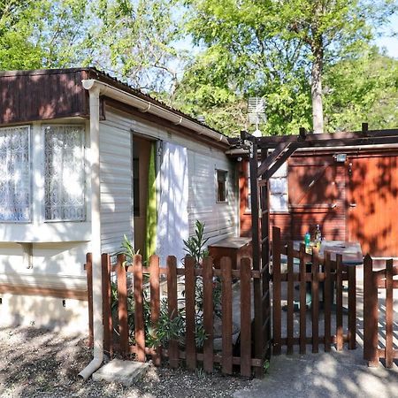 Camping Les Acacias Hotel Saint-Paulet-de-Caisson Exterior photo
